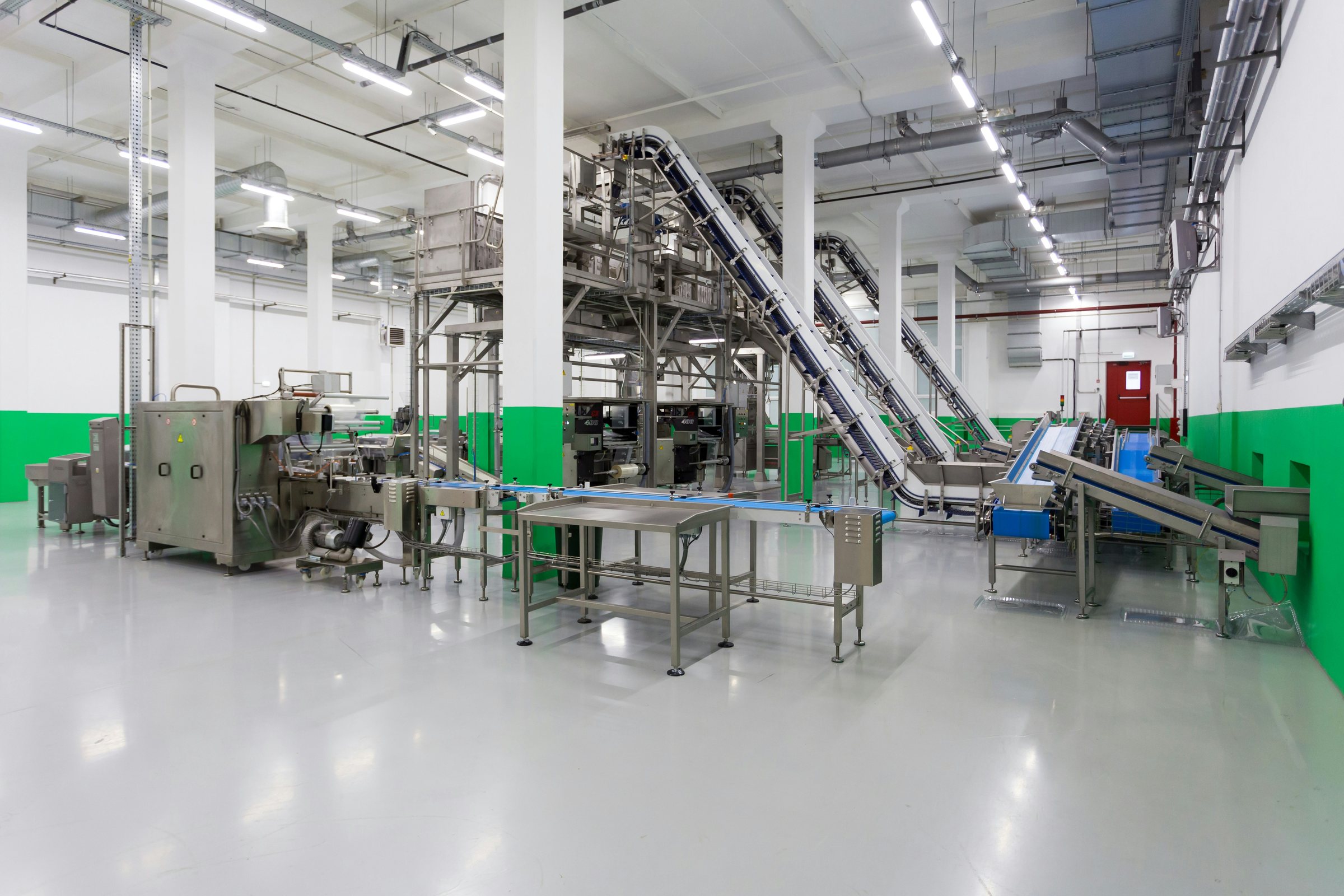 Clean food production hall with stainless-steel conveyors and packaging machinery